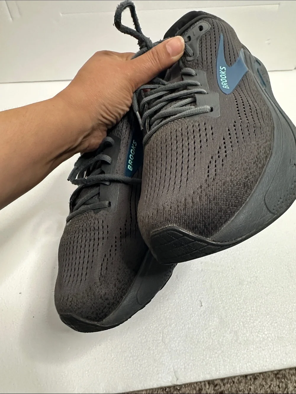 Brooks Men’s Ghost MAX2 Running Shoes - Black with Teal Accent size 11.5